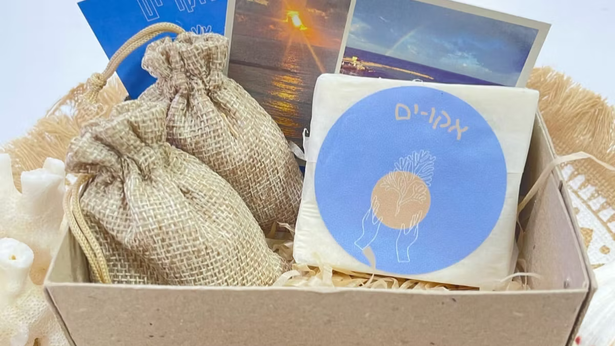 EcoYam Seaweed Soap gift set with handcrafted bars, luffa pouch, and suction holder promoting ocean conservation and plastic-free use