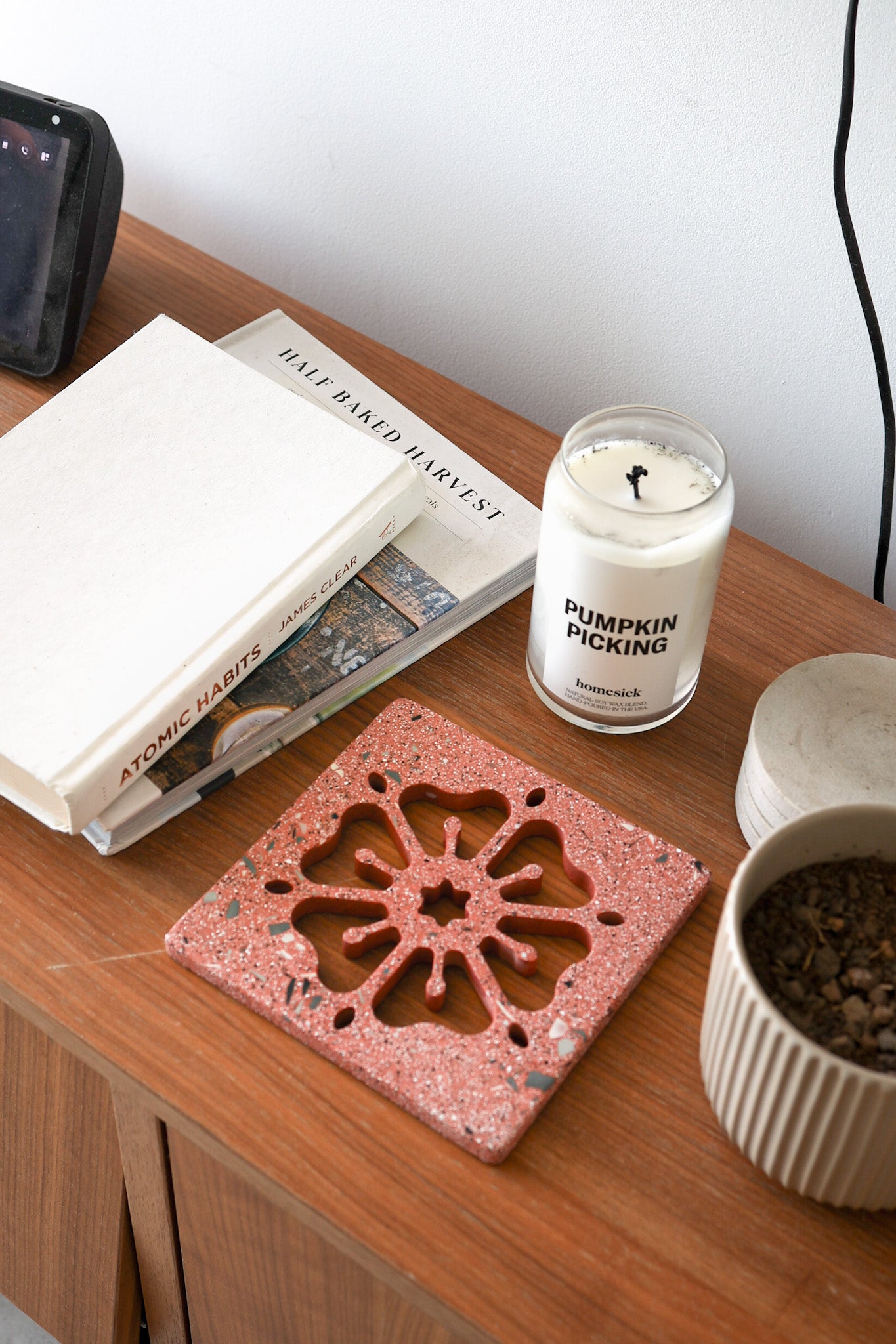 Hametarrezzet Flower Tile on table