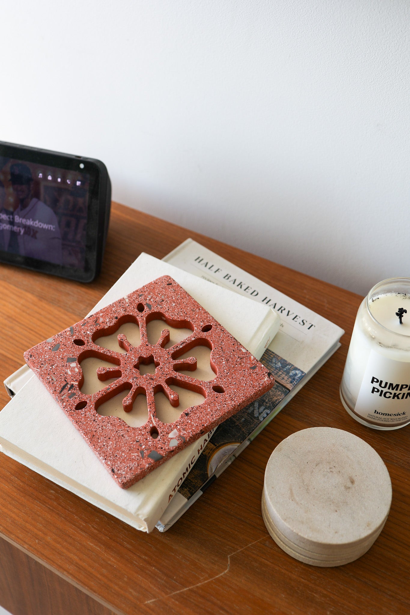 Hametarrezzet Flower Tile on Table