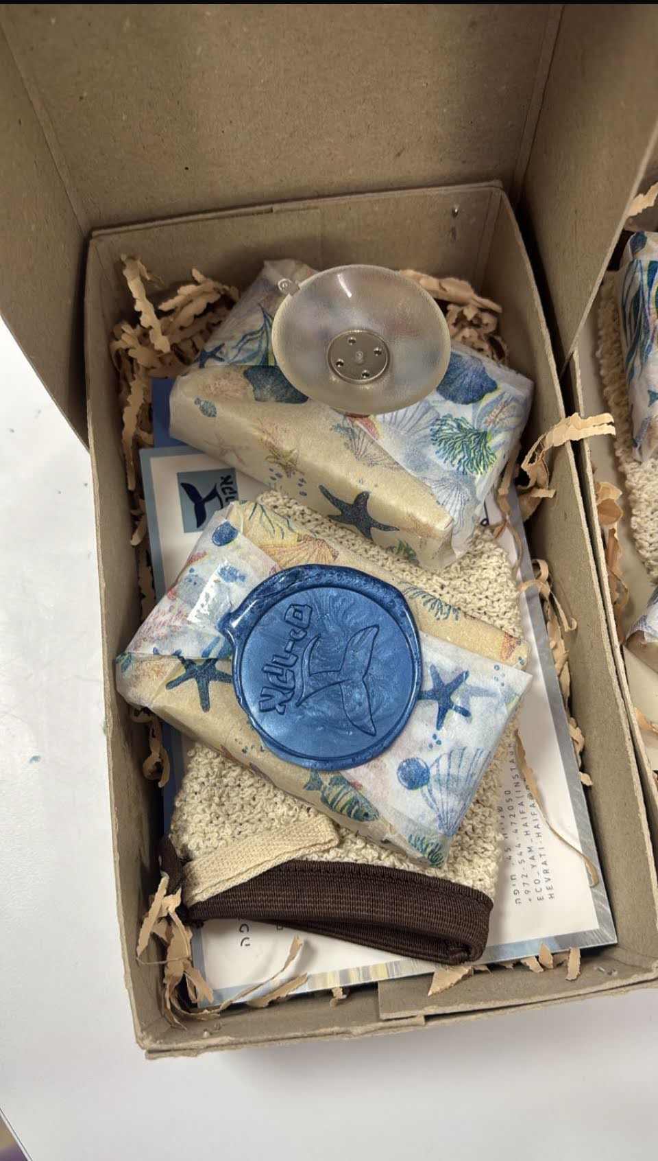 Eco-Yam Seaweed Soap gift set with two bars, luffa bag, and magnetic soap holder
